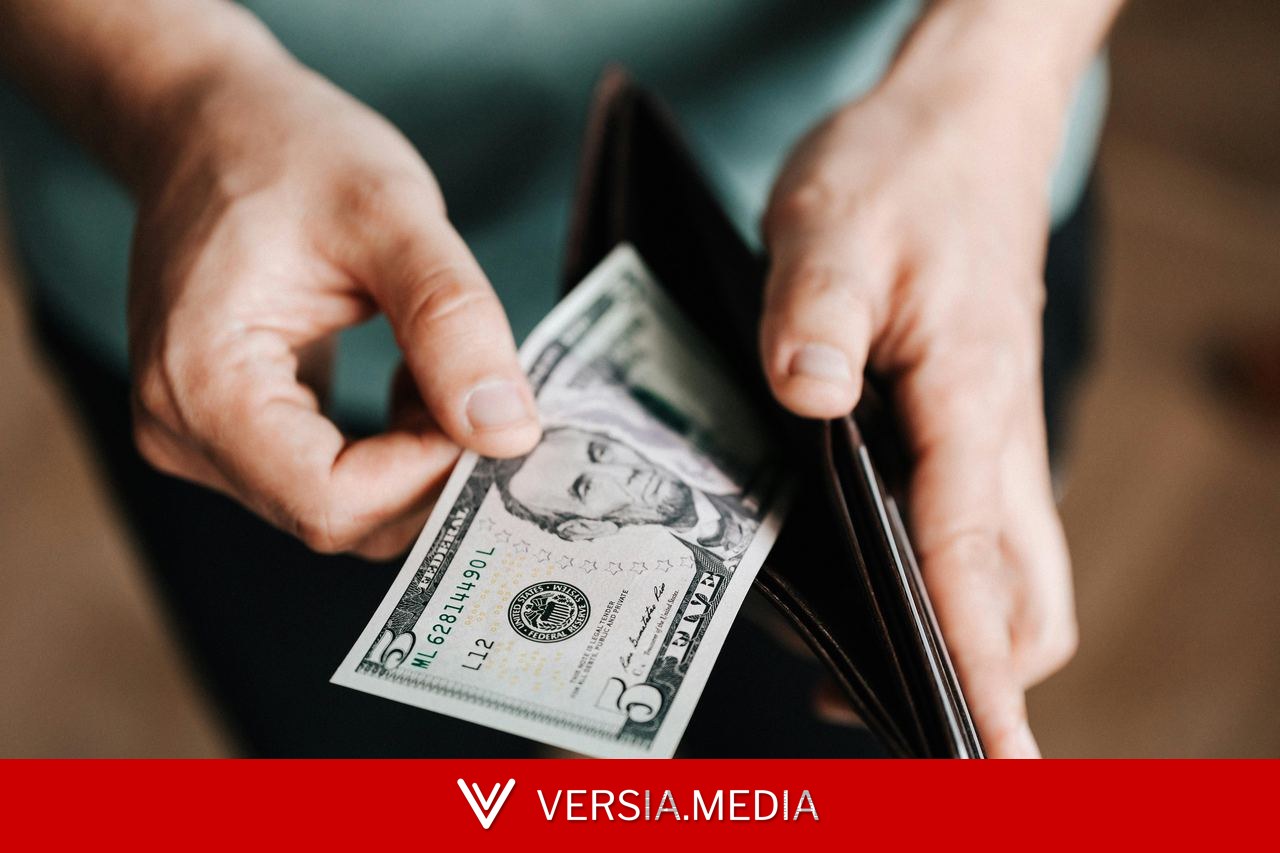 Dólar oscila, com dados de emprego no Brasil e nos EUA no radar; Ibovespa recua