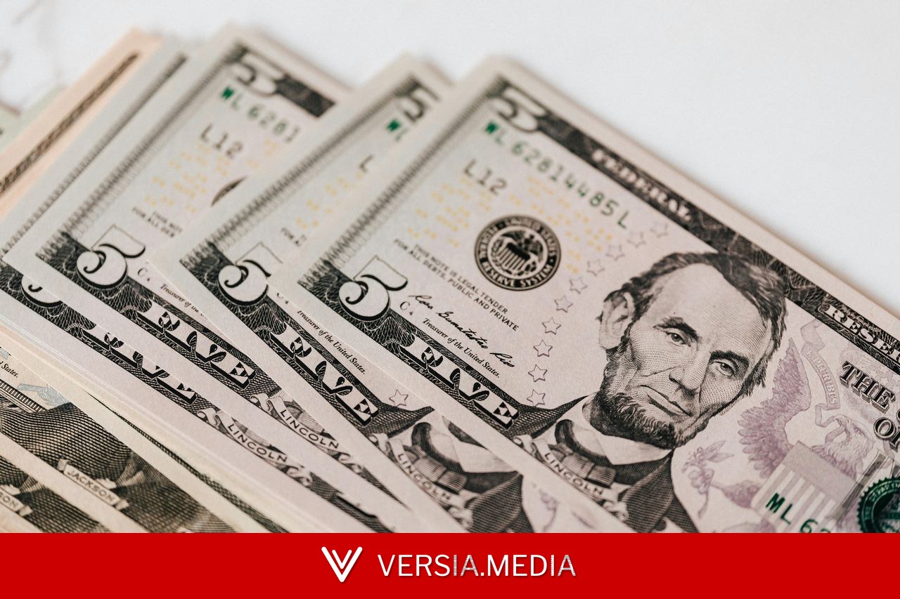 Dólar cai e fecha a R$ 5,13, de olho no tarifaço e à espera de dados econômicos; Ibovespa recua