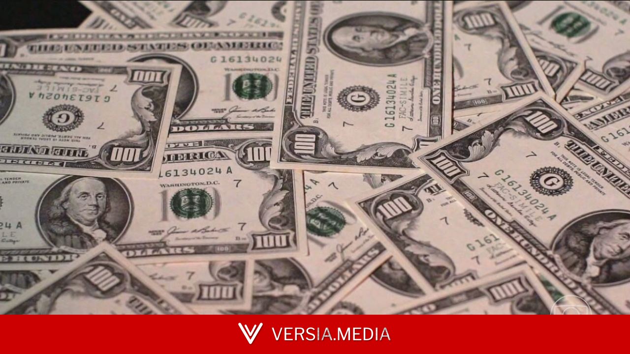 Dólar e Ibovespa fecham em alta, de olho em cenário de juros no Brasil e nos EUA
