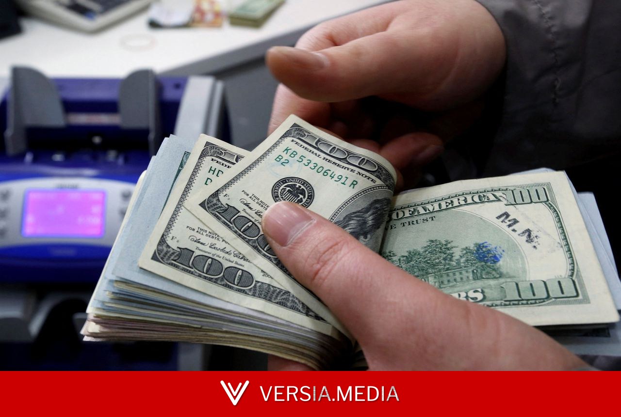 Dólar opera em queda, de olho em novos dados do mercado de trabalho americano; Ibovespa sobe