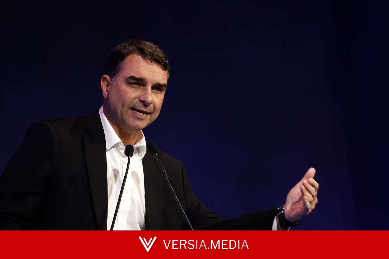 Flávio Bolsonaro diz que vai aos EUA defender Pix, após enviar dossiê ao país