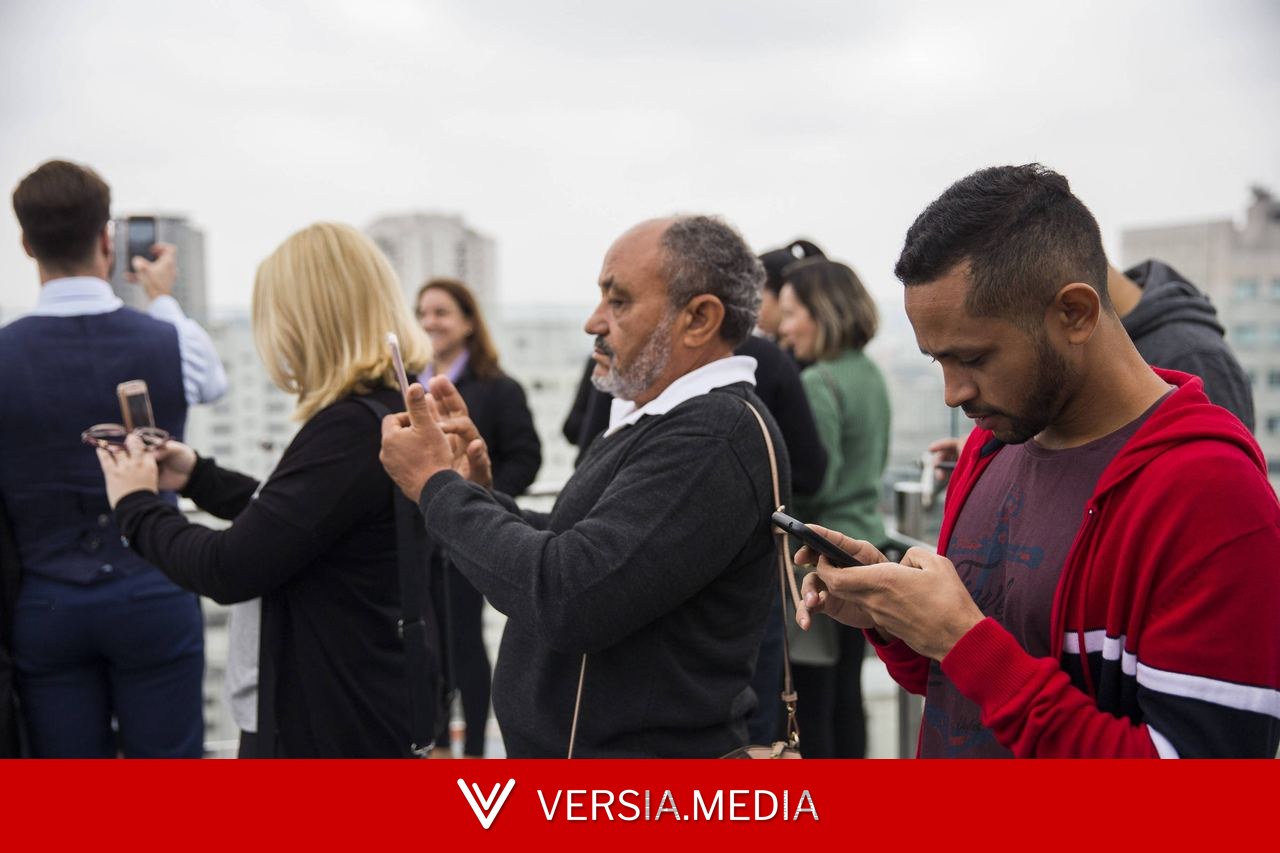 Brasileiros passam mais de 52 anos da vida conectados à internet, diz pesquisa
