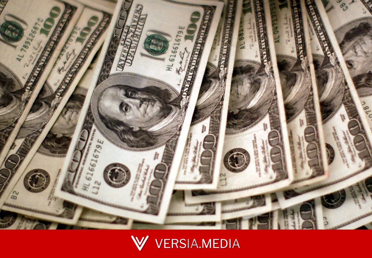 Dólar fecha em queda, de olho em após inflação e tensões no Oriente Médio; Ibovespa sobe quase 3%